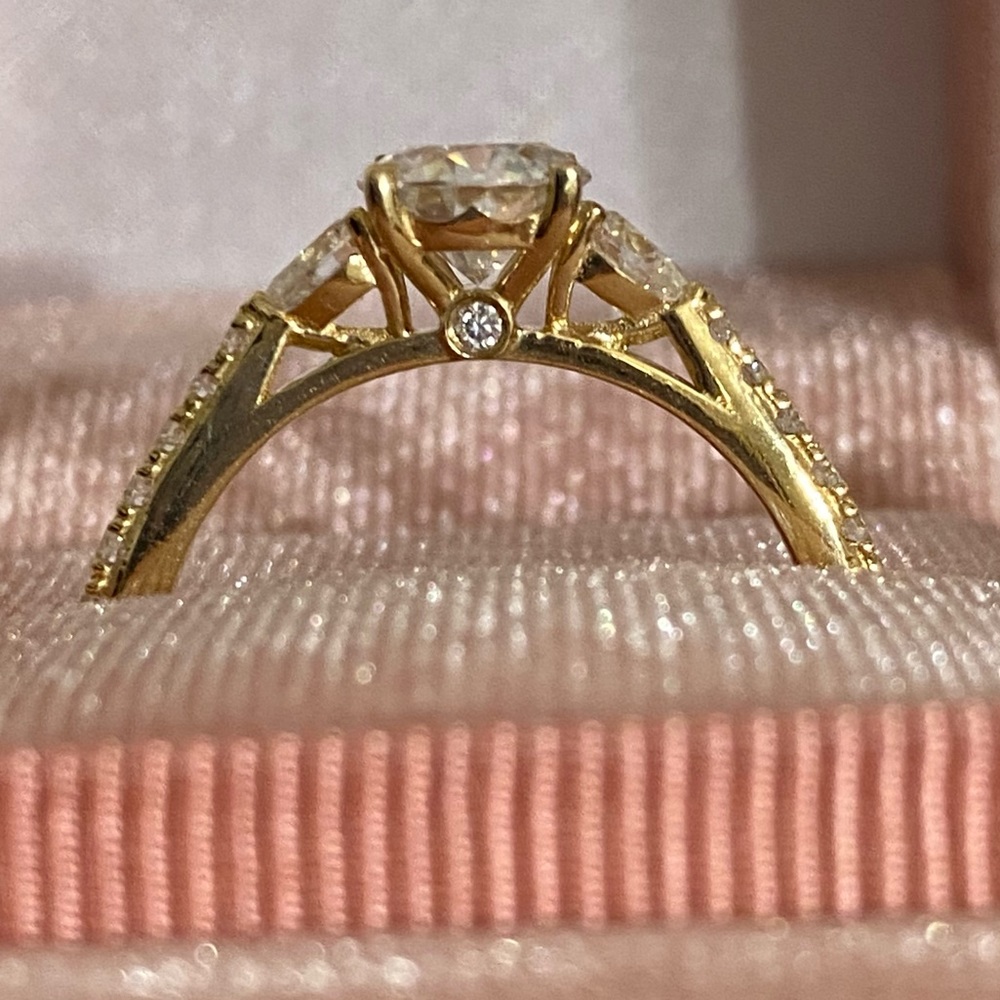 ✨NEW✨ 10K SOLID Yellow Gold 1 CT Round MOISSANITE 3 Stone Engagement Ring 8.5 - Picture 7 of 12